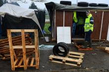 Une cabane en bois construite par des gilets jaunes et menacée de démantèlement à Brest, le 18 décembre 2018