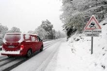 Six départements du massif central ont été placés en vigilance orange pour les chutes de neige et le Var a rejoint la Corse et les Alpes-maritimes, déjà en alerte pour des orages, de lundi à 3h00 du m