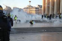 Les "Gilets Jaunes" défilent sur les Champs-Elysées à Paris pour l'acte 15 le 23 février 2019