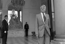 Le ministre du Travail Robert Boulin sort du Palais de l'Elysée, le 26 septembre 1979, après avoir participé au conseil des ministres