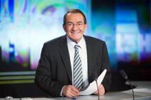 Le présentateur de TF1 Jean-Pierre Pernaut pose en studio, le 13 février 2015 à Boulogne-Billancourt