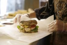 Les gérants d'un restaurant Bagelstein, dont la vitrine a été taguée du mot "juden" ("juifs" en allemand) en jaune à Paris, ont déposé plainte