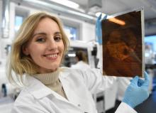 Olga Malinkiewicz, physicienne et entrepreneuse polonaise, présente un panneau solaire dans son usine à Wroclaw, en Pologne, le 16 janvier 2019