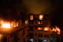 Photo fournie par les pompiers montrant l'immeuble en feu rue Erlanger à Paris le 5 février 2019