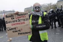 Un "gilet jaune" soutenant Dettinger, à Paris, le 12 janvier 2019