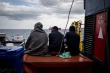 Des migrants assis sur le pont du Sea Watch 3, le 30 janvier 2019 au large de Syracuse, en Italie