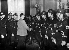 Adolf Hitler avec des SS.