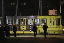 Des policiers marchent le long du tramway où une personne a ouvert le feu à Utrecht, le 18 mars 2019. ANP / AFP (Robin van Lonkhuijsen)