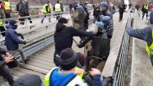 Capture d'écran d'une vidéo montrant l'ex-boxeur Christophe Dettinger s'en prenant à un gendarme sur la passerelle Léopold-Sédar-Senghor dans le centre de Paris, le 5 janvier 2019