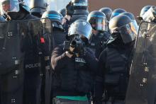 Un policier utilise un LBD lors d'une manifestation de "gilets jaunes", le 23 février 2019 à Paris