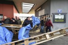 Des gardiens de prison entassent des barricades pour bloquer l'entrée du centre pénitentiaire d'Alençon/Condé, le 7 mars 2019 dans le cadre de leur mouvement de protestation