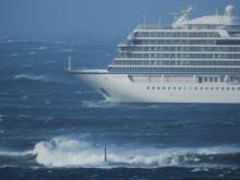 Le navire de croisière Viking Sky, victime d'un problème de moteur samedi ayant déclenché l'évacuation de ses 1.300 passagers, photographié à Tromso, en Norvège, le 28 juin 2018