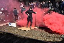 Des forains manifestent sur les rails au Mans, le 25 mars 2019, pour pouvoir continuer à travailler dans le centre-ville