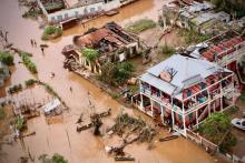 Des villageois reçoivent de la nourriture le 18 mars 2019, à Chimanimani, au Zimbabwe, après le passage du cyclone Idai.