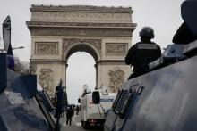 Les forces de l'ordre stationnées sur les Champs-Elysées à Paris lors d'une manifestation de "gilets jaunes", le 12 janvier 2019