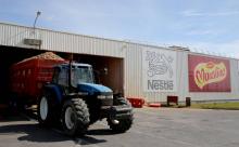 Un tracteur livre en pommes de terre l'usine Mousline de Rosières-en-Santerre en avril 2017