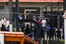 Rassemblement devant l'école de Suzano, près de Sao Paulo, où des tirs ont fait dix morts le 13 mars 2019.