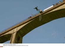 Une personne faisant un saut à l'élastique. 