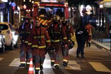 Des pompiers interviennent sur les lieux de l'incendie dans le XVIe arrondissement de Paris, le 5 février 2019