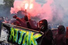 Des "blacks blocs" manifestent en marge du défilé parisien du 1er Mai 2018