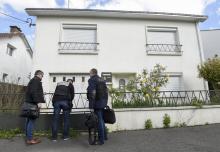 Des membres de la police judiciaire s'apprêtrent à entrer dans la maison de la famille Troadec à Orvault, en Loire-Atlantique, avant la reconstitution des faits, le 29 avril 2019