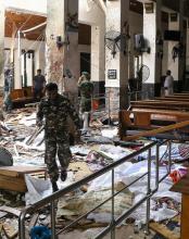 Des personnels de sécurité montent la garde devant l'église Saint-Anthony à Colombo après une explosion meurtrière, le 21 avril 2019