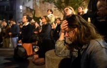 Moment de recueillement à proximité de Notre-Dame, le 15 avril 2019