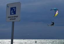 Des kitesurfers