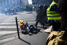 Charge policière lors du 23e samedi de manifestation des "gilets jaunes", le 20 avril 2009 à Paris