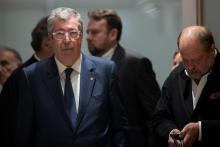 Le maire LR de Levallois-Perret Patrick Balkany (g) et son avocat Eric Dupond-Moretti quittent le tribunal, le 13 mai 2019 à Paris