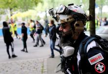 Un "street medics" pendant une manifestation de "gilets jaunes" le 18 mai 2019 à Reims