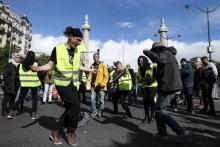 "Gilets jaunes" dans la fumée des gaz lacrymogènes, à Paris, le 1er mai 2019