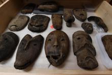 Des masques anciens, le 12 avril 2019, découverts près de Quinhagak, en Alaska