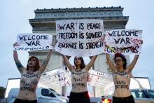 Trois Femen manifestent en haut des Champs-Elysées le 10 novembre 2018