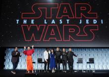 Josh Gad, Daisy Ridley, Kelly Marie Tran, Mark Hamill, Katheen Kennedy et Rian Johnson lors de la d'