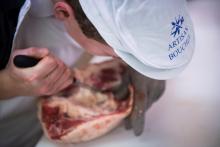 Un jeune homme participe au concours du meilleur apprenti boucher, à Paris, le 20 février 2017