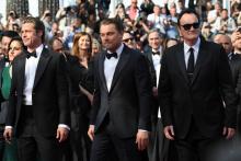 (De G à D) Les acteurs américains Brad Pitt et Leonardo DiCaprio montent les marches à Cannes le 21 mai 2019 au côté du réalisateur américain Quentin Tarantino