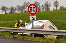 Des pompiers près d'une voiture accidentée le 12 mars 2018 sur l'A84 près de Caen