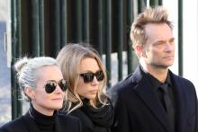 Laetitia Hallyday (g), dernière épouse de Johnny Hallyday, Laura Smet et David Hallyday, ses enfants, le 9 décembre 2017 à Paris