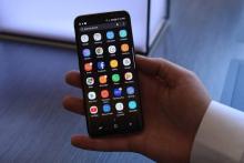 Où va-t-on, qui voit-on, que fait-on ? Les réponses à ces questions essentielles sont dans notre téléphone portable --ici un Samsung S8 photographié à New York le 29 mars 2017