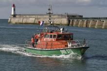 Un bateau de la SNSM entre au port des Sables d'Olonne le 10 juin 2019 pour l'hommage aux trois sauveteurs morts trois jours plus tôt dans la tempête Miguel