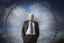 Le "Roi des forains" Marcel Campion devant sa grande roue installée Place de la Concorde à Paris, le 23 novembre 2017