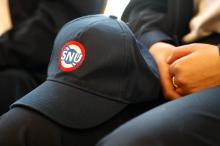 Une casquette au symbole du "Service national universel" (SNU) lors de sa présentation officielle à Paris, le 18 avril 2019