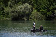 Gendarmes français et allemands cherchent le 31 mai 2019 sur le Rhin la fillette de 4 ans portée disparue depuis la veille