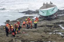 Des sauveteurs sont à l'oeuvre près d'une vedette de la SNSM qui a chaviré près des Sables d'Olonne, en Vendée, département français touché par la tempête Miguel, le 7 juin 2019