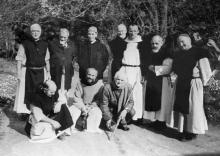 Photo non datée montrant, au premier rang de gauche à droite, Frère Paul, Frère Christophe, et au second rang Frère docteur Luc Dorchier (deuxième à gauche), Frère Michel (troisième à gauche), Père Am