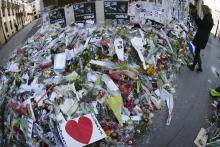 Les fleurs déposées par les Parisiens devant la porte de Charlie Hebdo le 7 février 2015