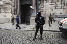 Des policiers et des militaires belges devant le palais de justice de Bruxelles le 20 novembre 2015