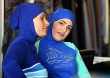 Deux femmes présentent deux modèles de burkini à Sydney en Australie, le 19 août 2019