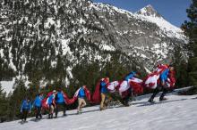 Des militants de Génération identitaire (GI) arrivent au Col de l'Échelle à la frontière franco-italienne, le 21 avril 2018